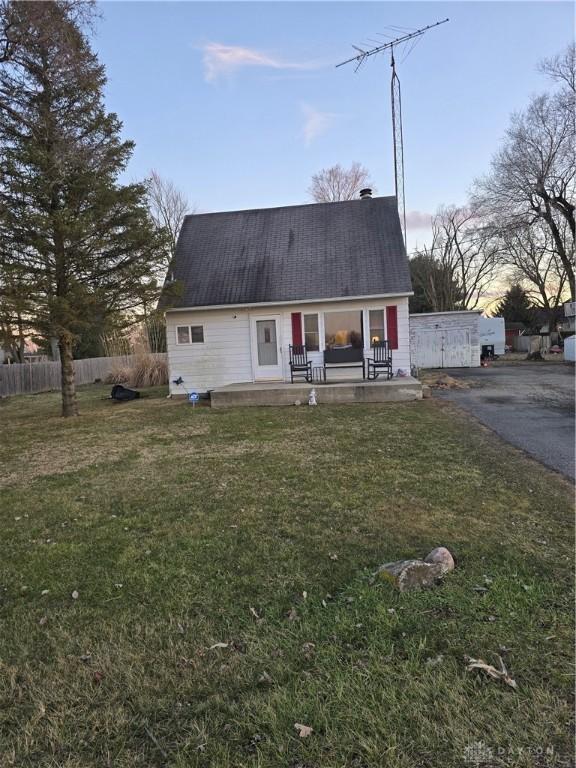 view of front of home featuring a front lawn and fence