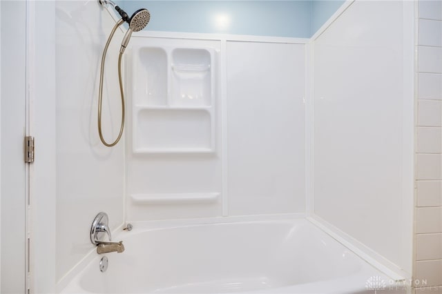 bathroom with bathtub / shower combination