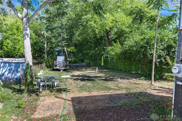 view of yard featuring an outdoor structure