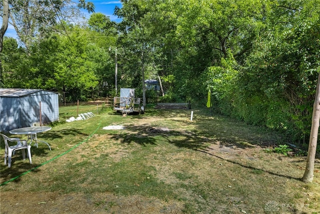 view of yard featuring an outdoor structure and a shed