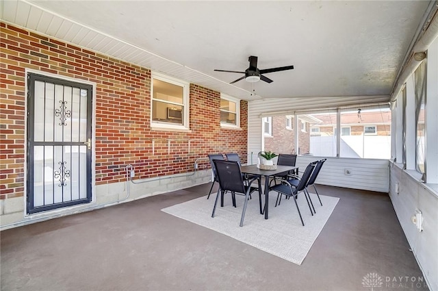 sunroom / solarium featuring a ceiling fan