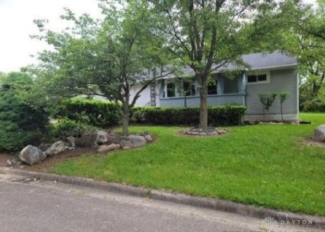 view of front of property featuring a front lawn