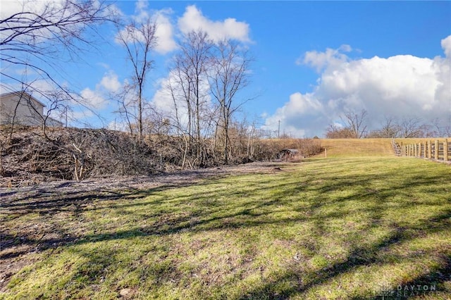 view of yard featuring a rural view