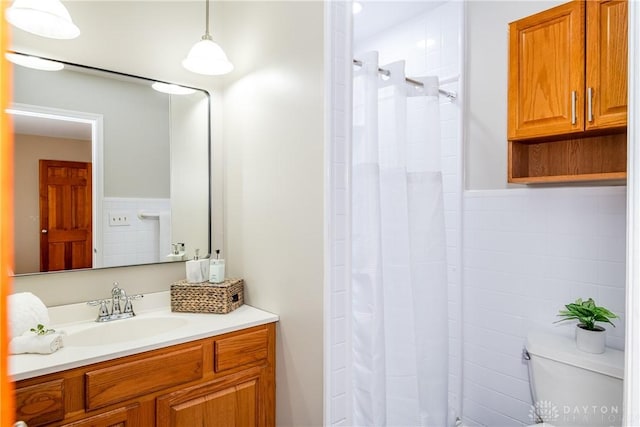 full bath with curtained shower, toilet, and vanity