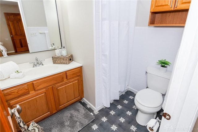 bathroom featuring a shower with shower curtain, toilet, and vanity