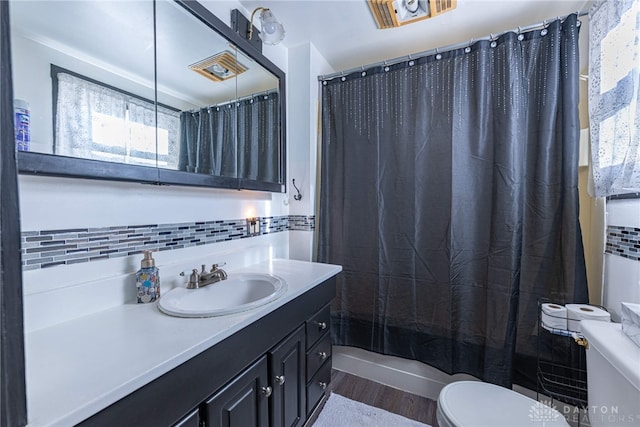 full bath with vanity, toilet, a shower with curtain, and tasteful backsplash