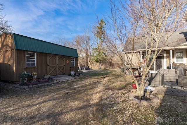 view of yard featuring an outbuilding