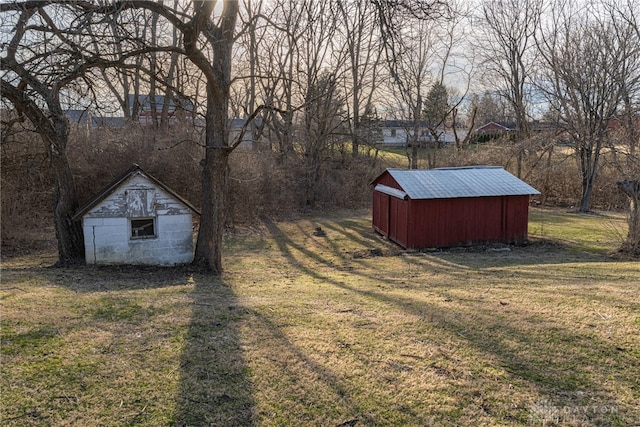 view of yard featuring an outdoor structure and a shed