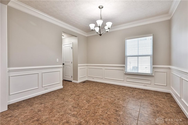 unfurnished room featuring a textured ceiling, crown molding, and a chandelier