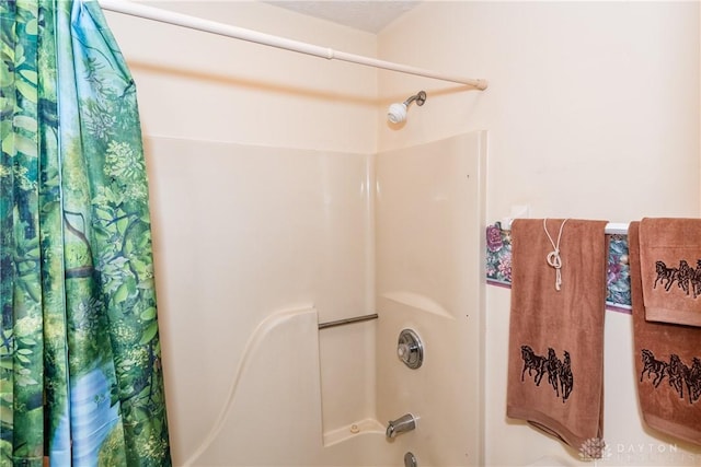 full bath with shower / tub combo with curtain