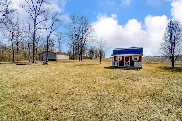 view of yard featuring an outdoor structure and a detached garage