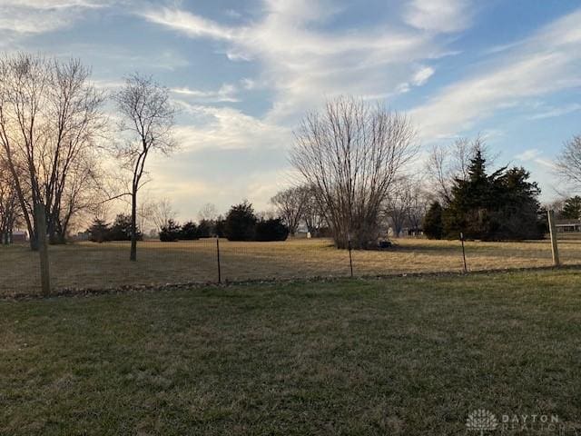 view of yard featuring a rural view