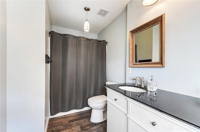 full bathroom featuring visible vents, toilet, a shower with curtain, wood finished floors, and vanity