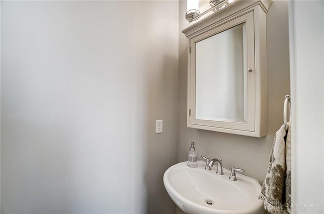 bathroom featuring a sink