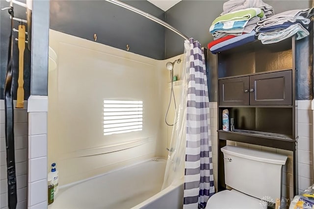 bathroom featuring toilet and shower / bath combo with shower curtain