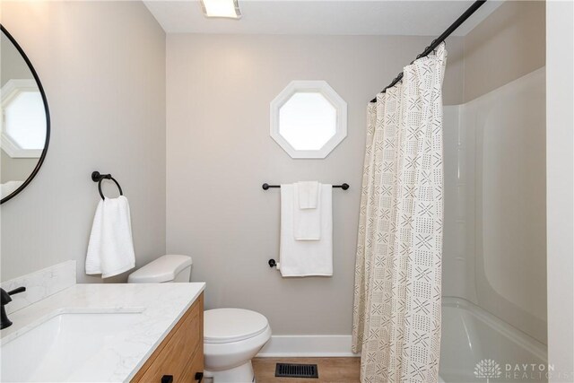 full bath featuring visible vents, baseboards, toilet, a shower with curtain, and vanity