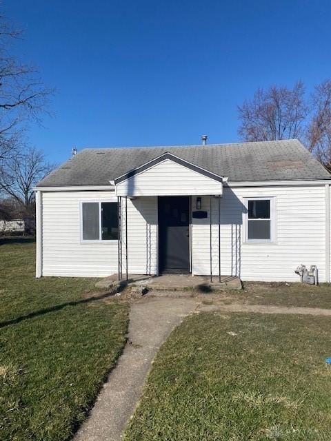 view of front of house with a front lawn