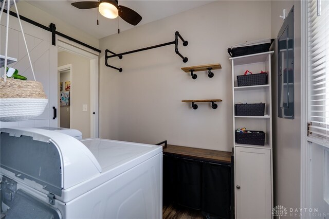 washroom with laundry area, a barn door, a ceiling fan, and washer and clothes dryer