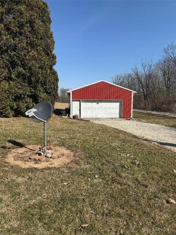 view of yard with an outdoor structure and a garage