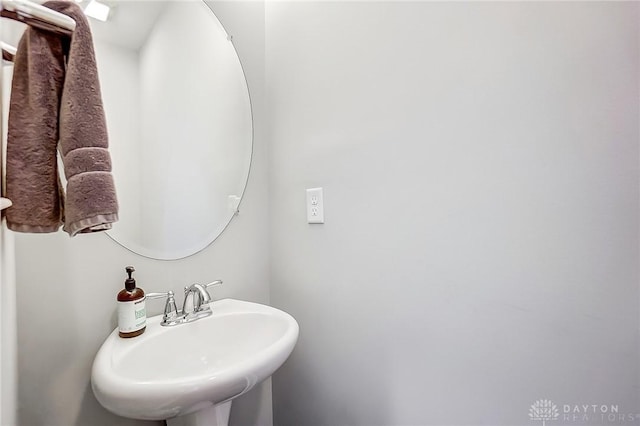 bathroom featuring a sink