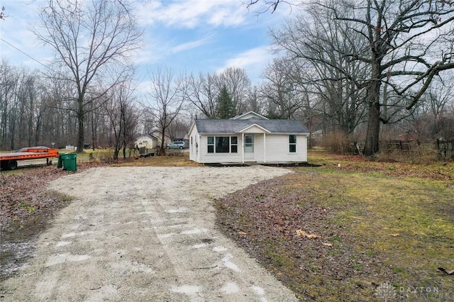 view of front facade with driveway