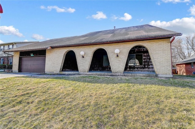 view of front of home with a front lawn, a garage, brick siding, and concrete driveway