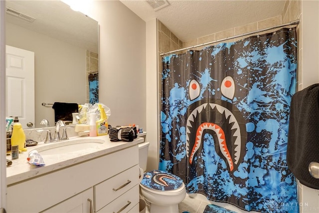 bathroom featuring a shower with shower curtain, visible vents, and a textured ceiling