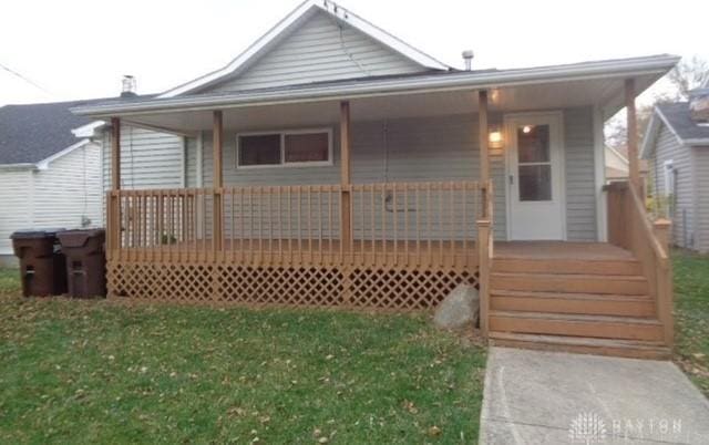 view of front facade with a front yard