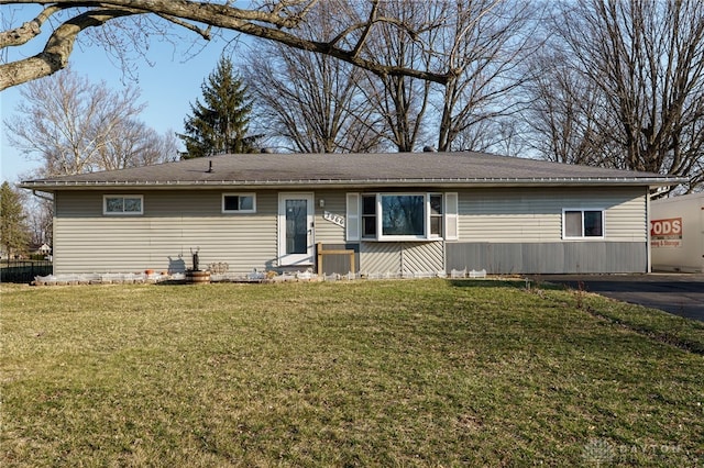 single story home with a front yard