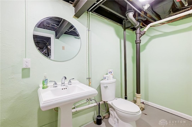 bathroom featuring toilet and baseboards