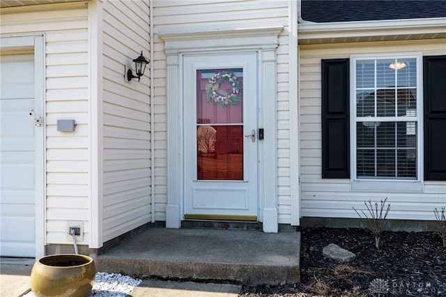 entrance to property with a shingled roof