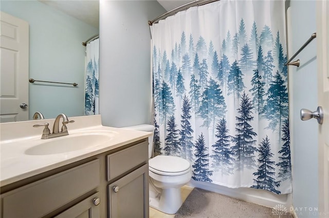 full bath featuring a shower with curtain, toilet, and vanity