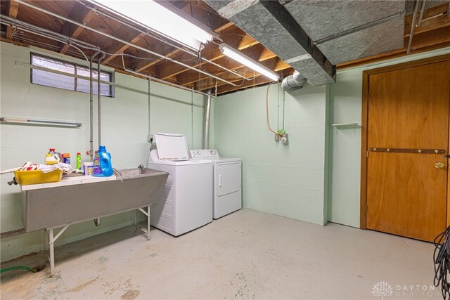 washroom with laundry area and washer and clothes dryer