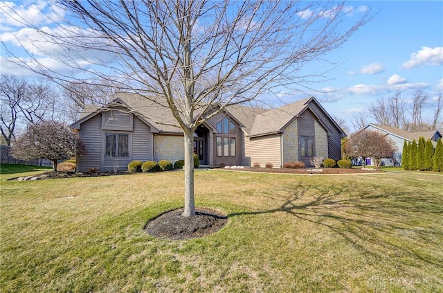 view of front of property featuring a front yard