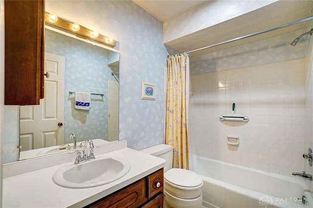 full bath with shower / bath combo with shower curtain, toilet, vanity, and wallpapered walls