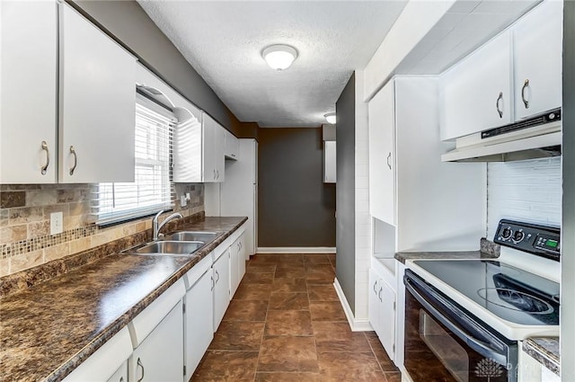 kitchen with under cabinet range hood, a sink, tasteful backsplash, dark countertops, and electric range oven