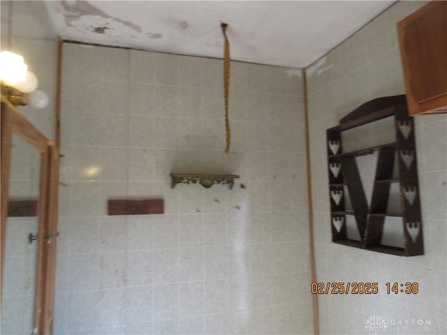 bathroom featuring tiled shower