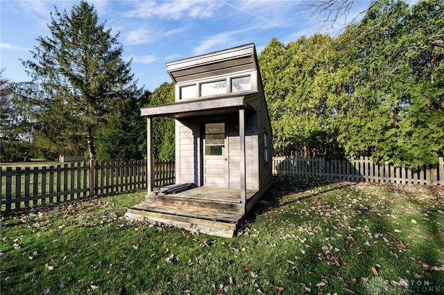 view of outdoor structure with an outbuilding and a fenced backyard