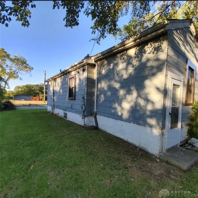 view of side of property featuring a lawn