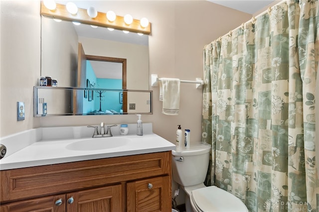 full bathroom with a shower with shower curtain, toilet, and vanity