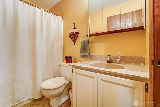 full bath featuring tile patterned flooring, curtained shower, toilet, and vanity