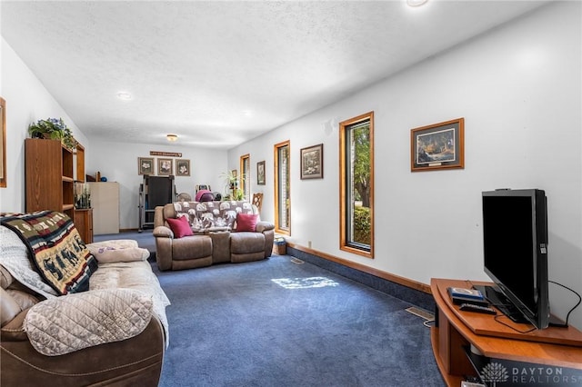 living area featuring recessed lighting, carpet flooring, baseboards, and a textured ceiling