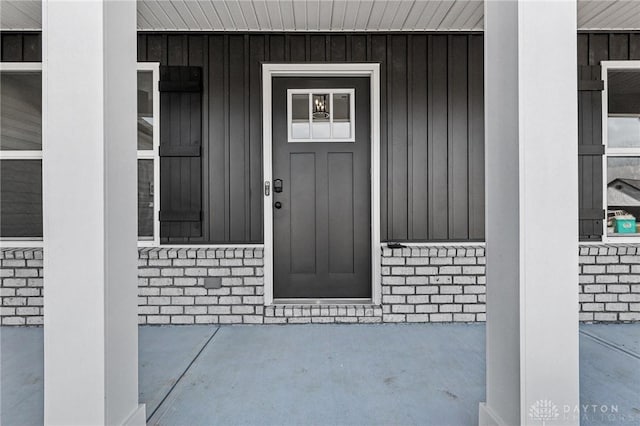 property entrance featuring a porch