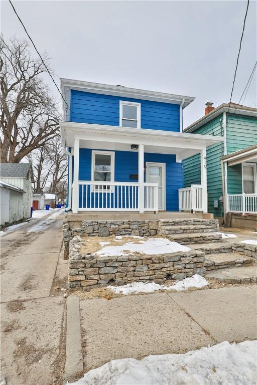view of front of property featuring a porch
