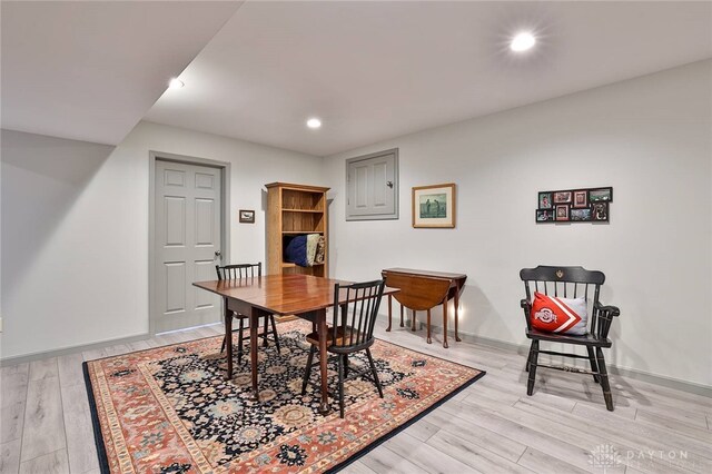 dining room with recessed lighting, light wood-style flooring, and baseboards