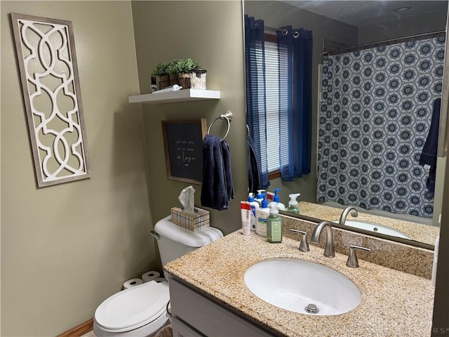 full bath featuring a shower with shower curtain, toilet, and vanity