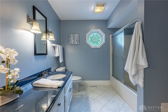 533 Lockerbie Ln, Kettering, OH 45429 - full bathroom with vanity, toilet, shower / bath combination with glass door, and baseboards