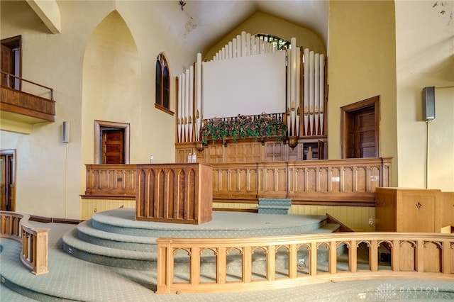 531 W Ash St, Piqua, OH 45356 - lobby with high vaulted ceiling
