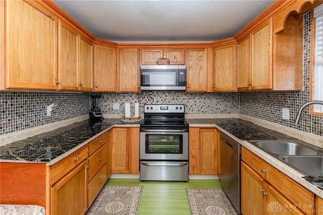 82 Notre Dame Ave, Dayton, OH 45404 - kitchen featuring stainless steel appliances, light wood-style floors, a sink, and backsplash