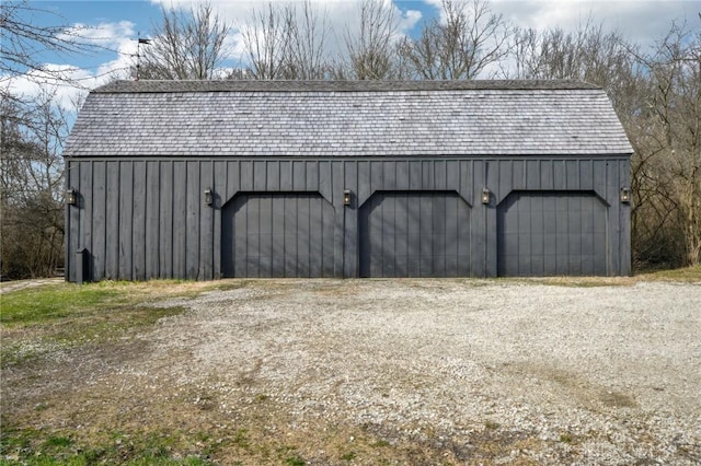 view of outdoor structure featuring an outbuilding